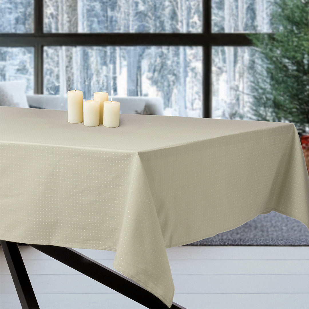 Dotea Sage – Damastduk med prickar, 140 x 370 cm, jul