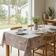 Fiorenza – textilvaxduk med pastellblommor på grå linnelook, miljö