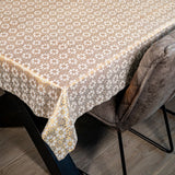 Flora Lace Gold – Spetsvaxduk med gyllene blommönster
