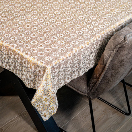Flora Lace Gold – Spetsvaxduk med gyllene blommönster