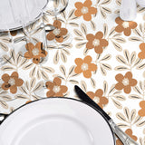 Flory Ochre - Vaxduk med blommor i ockra, närbild