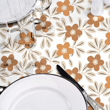 Flory Ochre - Vaxduk med blommor i ockra, närbild