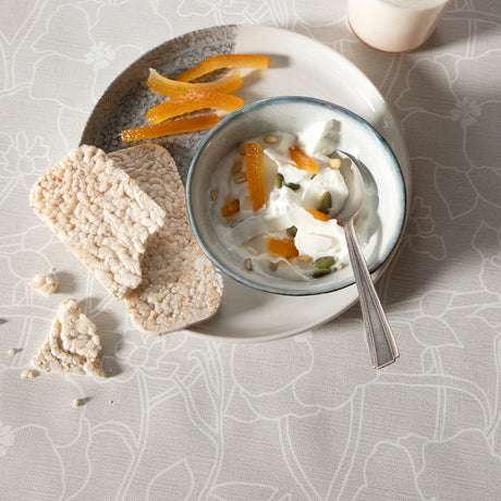 Flower Jam Earl Grey – Captain Cook vaxduk med diskret blommönster närbild