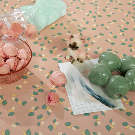 Flower to the People Rosenwood – Lola vaxduk med små blommor, närbild