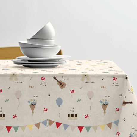 Födelsedag Röd – Södahl textilvaxduk i 100% bomull med glidskydd