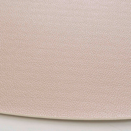 Galita Cream – Bordstablett i konstläder 37 x 45 cm, vändbar, närbild