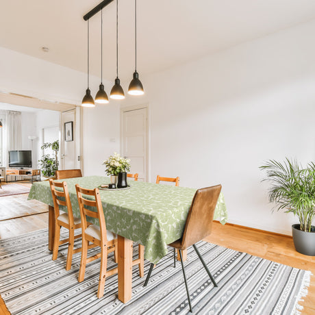 Ginkgo Leafy - Extra kraftig vaxduk med livligt bladmotiv i dämpat grönt, miljö vardagsrum