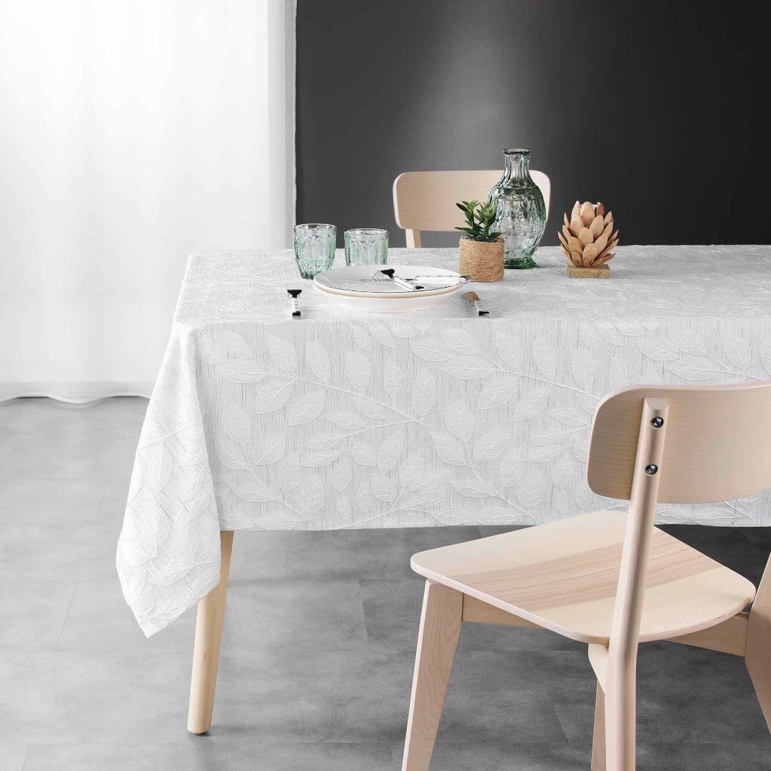 Gipsy – Damastduk med vävt bladmönster – 140 x 240 cm, miljö