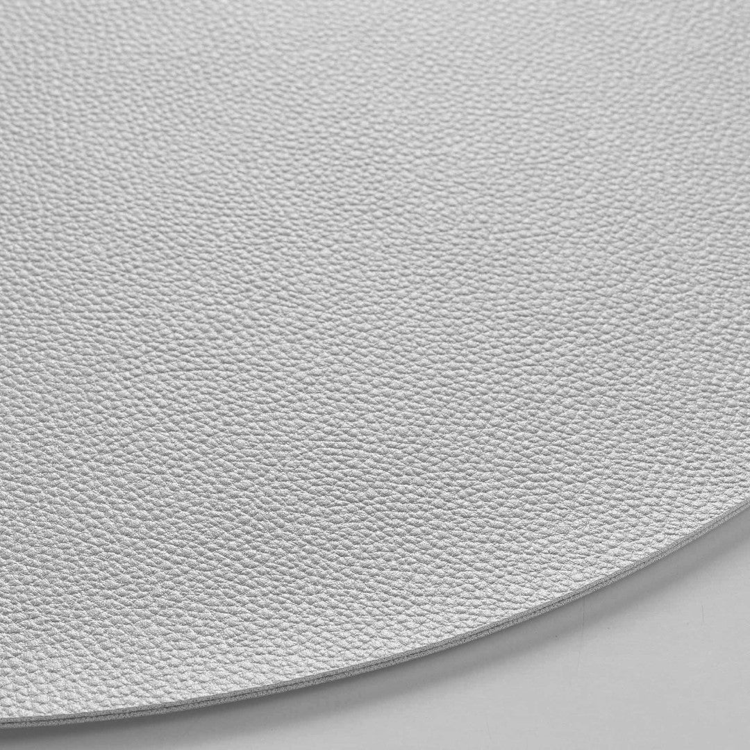 Granis Silver – Rund bordstablett i konstläder Ø 38 cm, vändbar, närbild