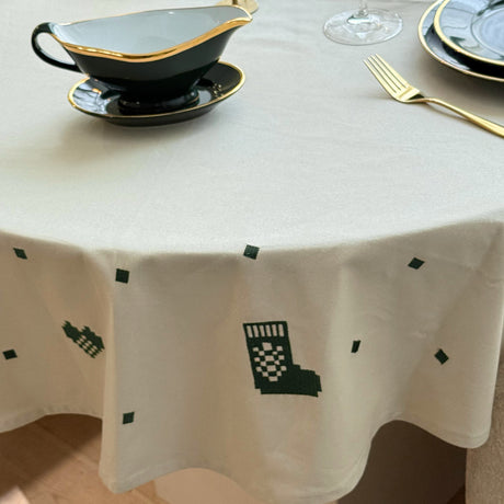 Julia Grön - Broderad julduk/julgransmatta Ø 140 cm, närbild