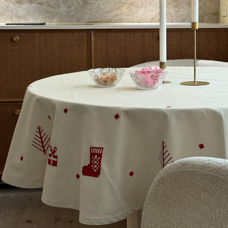 Julia Röd - Broderad julduk/julgransmatta Ø 140 cm, miljö 1