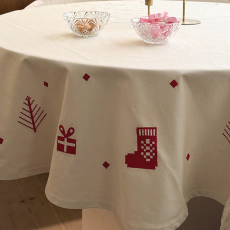 Julia Röd - Broderad julduk/julgransmatta Ø 140 cm, närbild