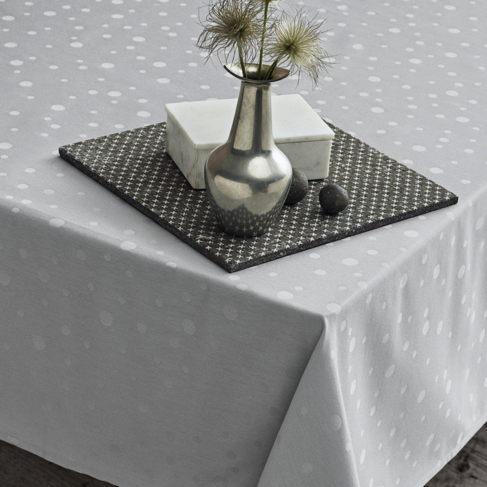 Juna Dot Light Grey Damastduk med Prickar - 140 x 320 cm