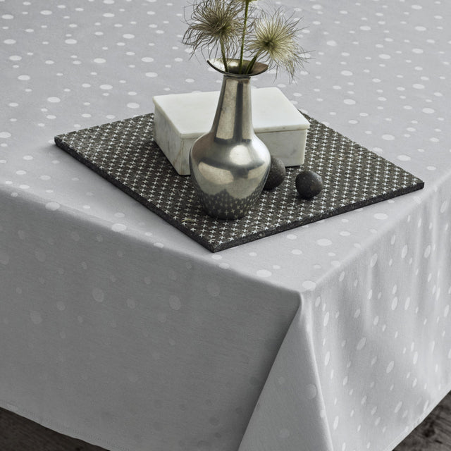 Juna Dot Light Grey Damastduk med Prickar - 140 x 320 cm