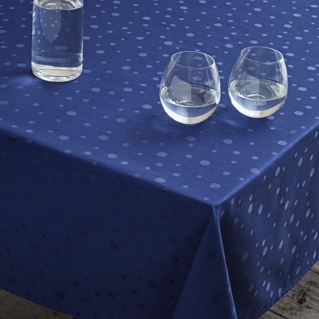 Juna Dot Twilight Blue Damastduk med Prickar - 140 x 320 cm