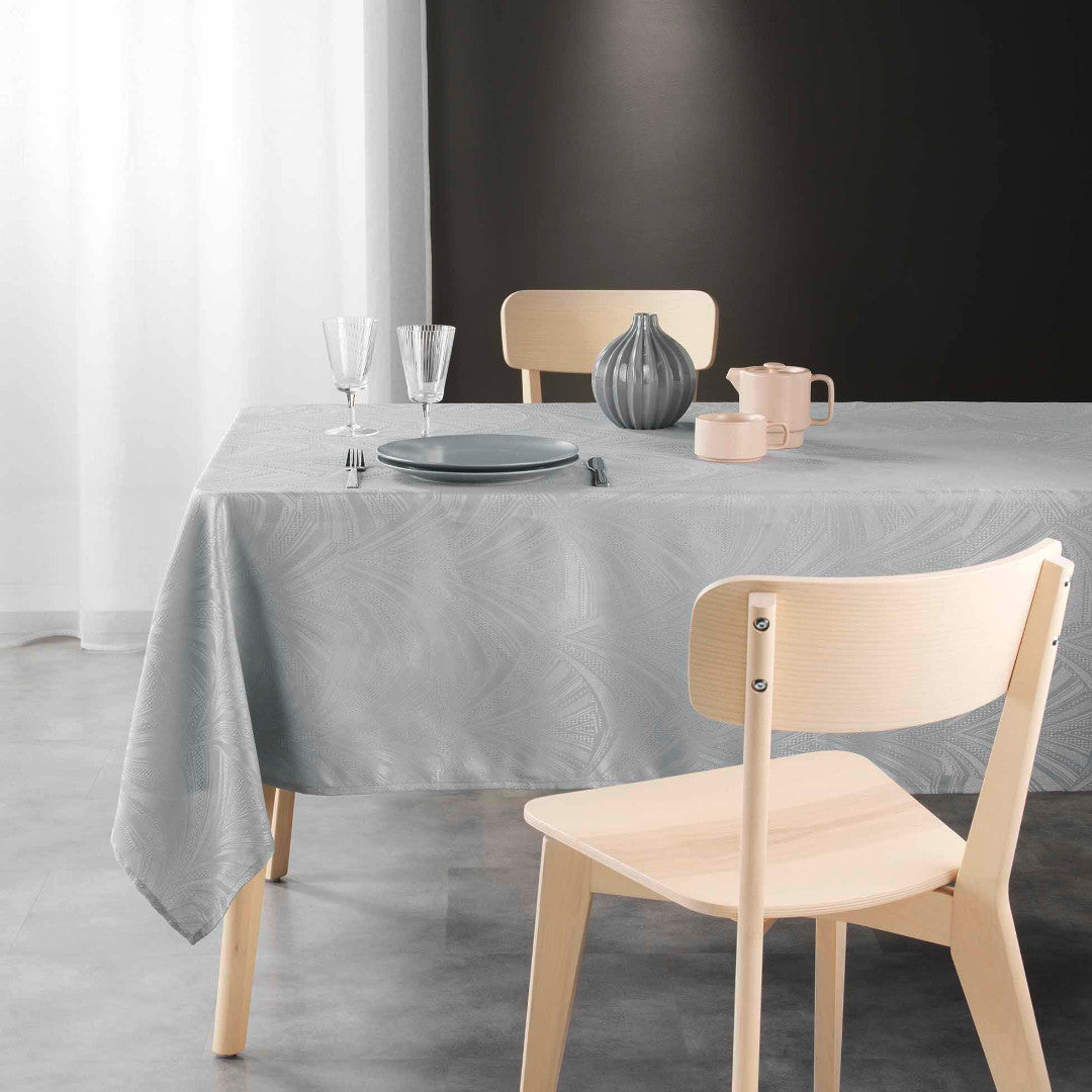 Lolly Grey – Damastduk med grafiskt vävt mönster – 140 x 240 cm, miljö