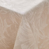 Lorenza – Tygduk i linnelook med stort bladmönster – 140 x 240 cm, hörn