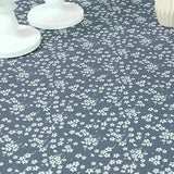 Milflores Dusty Blue - Textilvaxduk med små blommor