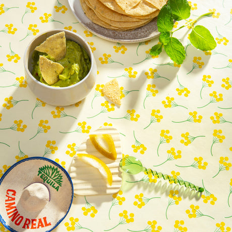 Mimosi Vanilla – Captain Cook vaxduk med små grafiska blommor närbild