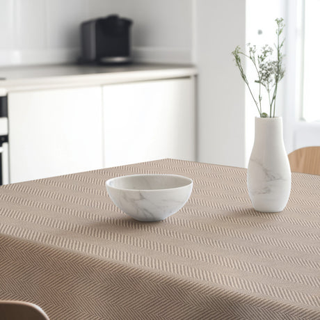 Nagore Beige – textilvaxduk med klassiskt fiskbensmönster