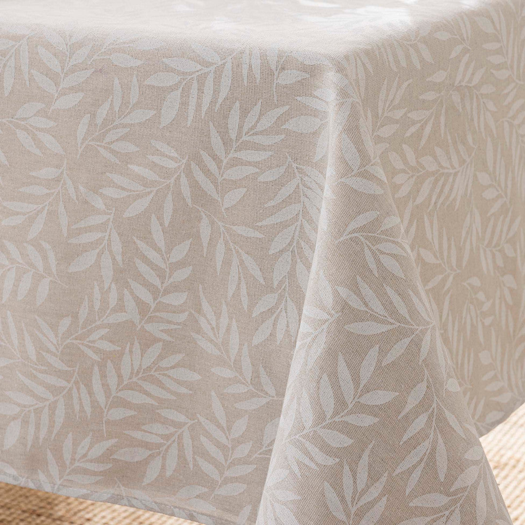Naya Naturel – Tygduk i linnelook med diskret bladmönster – 140 x 240 cm, hörn
