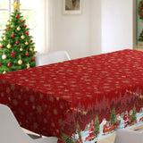 Nisseby – Röd julvaxduk med tomten och ett snöklätt landskap, julmiljö