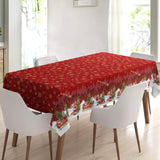 Nisseby – Röd julvaxduk med tomten och ett snöklätt landskap, miljö