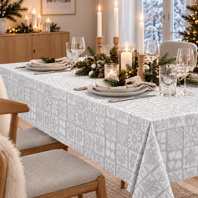 Nordfavn Christmas Carols Ljus Silver – Julvaxduk med nordiskt julmönster, miljö