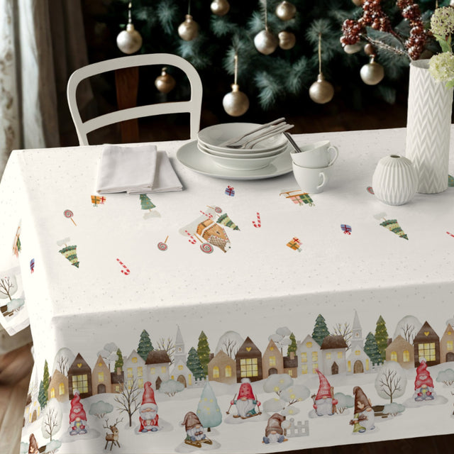 Nordfavn Elf – Jultextilduk med vinterby och tomtar, miljöbild