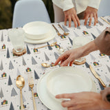 Nordfavn Pine – Jultextilduk med julgranar och slädar, dukning