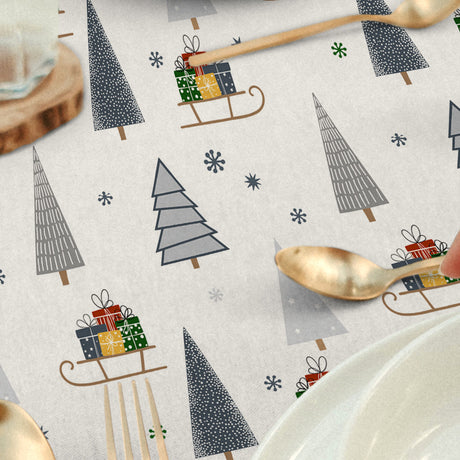 Nordfavn Pine – Jultextilduk med julgranar och slädar, nära