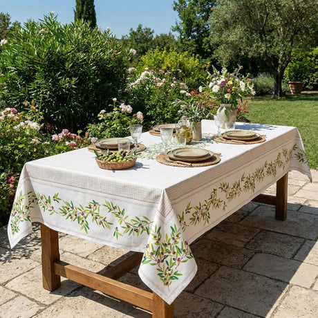 Nyons Ecru – Rektangulär akrylbelagd provenceduk 150 x 250 cm, trädgårdsmiljö