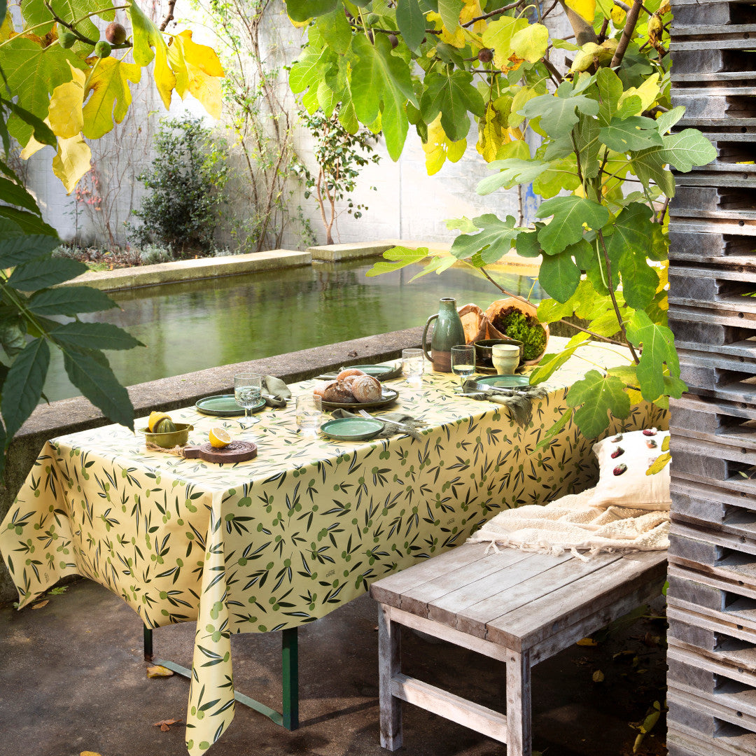 Olive It Jojoba – Captain Cook vaxduk med grafiskt olivmotiv miljö