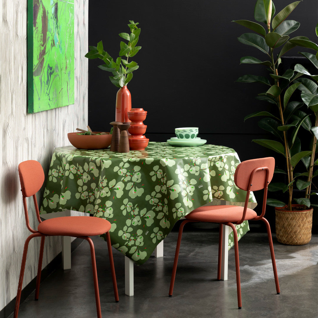 Orkidé Dusty Olive – Lola vaxduk med blommönster, miljö