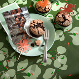 Orkidé Dusty Olive – Lola vaxduk med blommönster, närbild