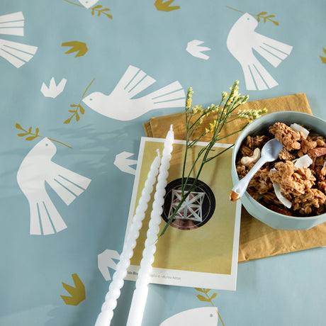 Peace is in the Air Glaciär – Lola vaxduk med grafiskt fågelmotiv, närbild