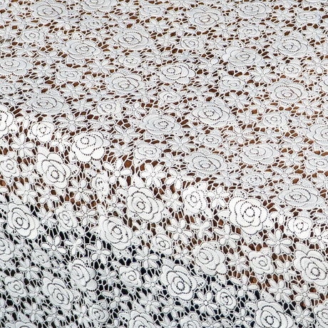 Petite Rose – vit spetsbordslöpare 50 cm (metervara), närbild