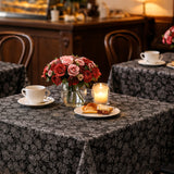 Petite Rose Svart – Spetsvaxduk med små rosor, cafémiljö