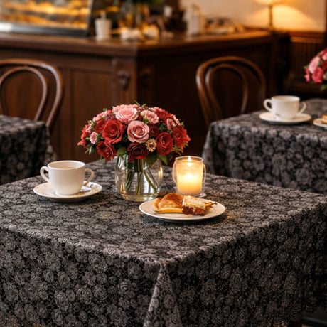Petite Rose Svart – Spetsvaxduk med små rosor, cafémiljö