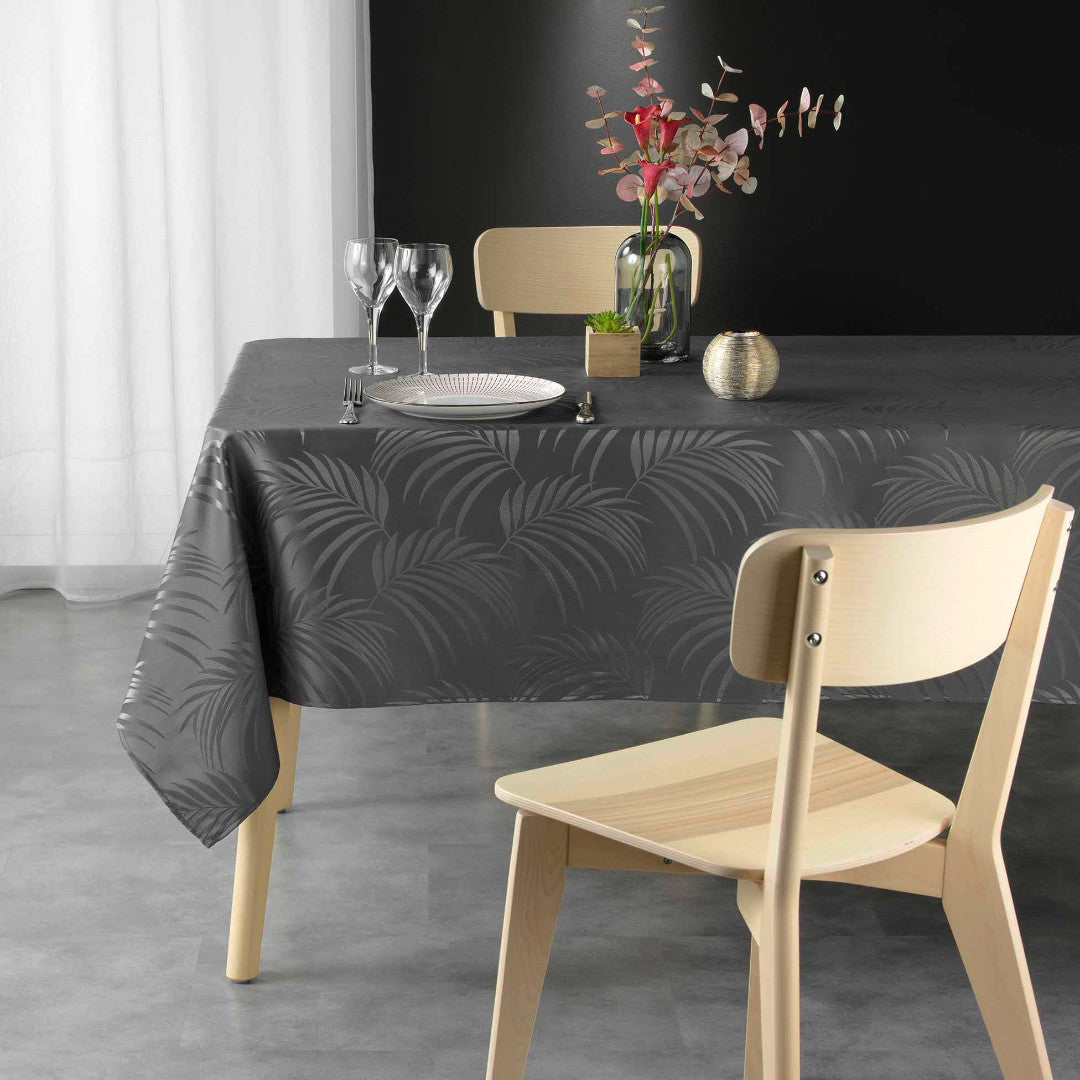 Plumette Charcoal Grey – Damastduk med vävt palmbladsmönster – 140 x 240 cm, miljö