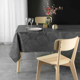 Plumette Charcoal Grey – Damastduk med vävt palmbladsmönster – 140 x 240 cm, miljö