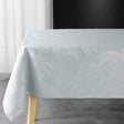 Plumette Grey – Damastduk med vävt palmbladsmönster – 140 x 240 cm