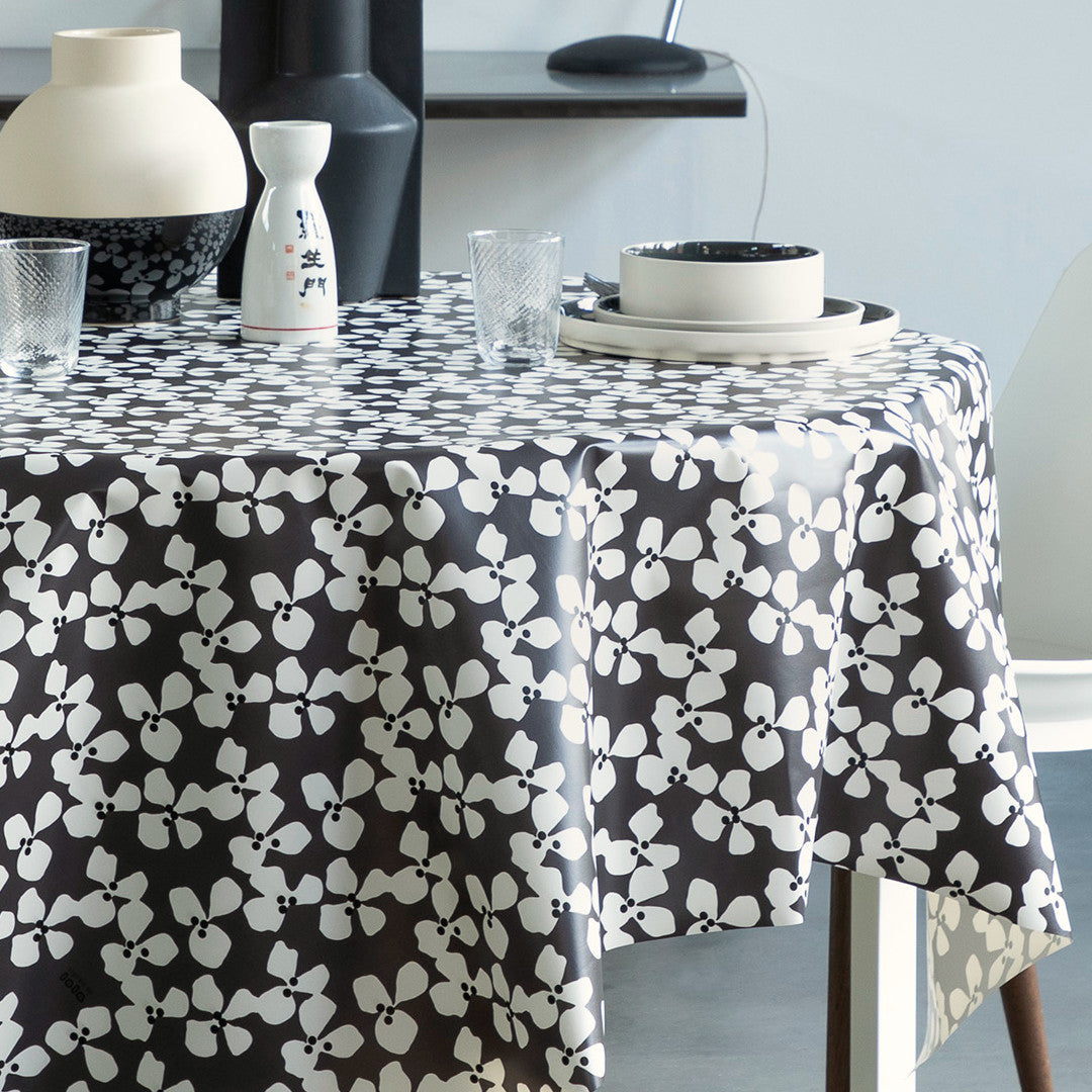 Poppy Graphite – Lola vaxduk med grafisk blommönster, hörn