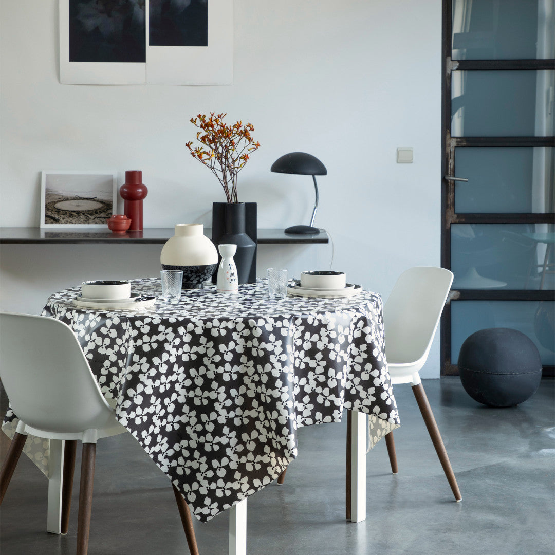 Poppy Graphite – Lola vaxduk med grafisk blommönster, miljö