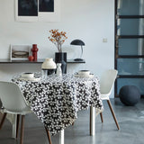 Poppy Graphite – Lola vaxduk med grafisk blommönster, miljö