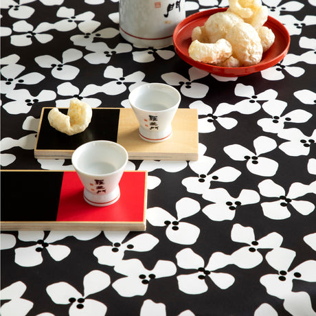 Poppy Graphite – Lola vaxduk med grafisk blommönster, närbild