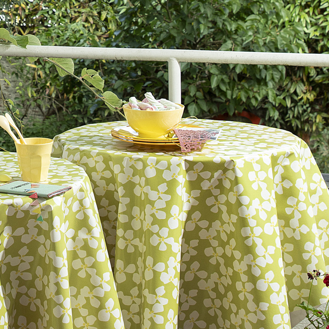 Poppy Spring Moss Lola rund vaxduk med blommor