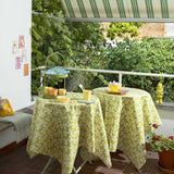 Poppy Spring Moss - Lola vaxduk med grafiskt blommönster, miljö