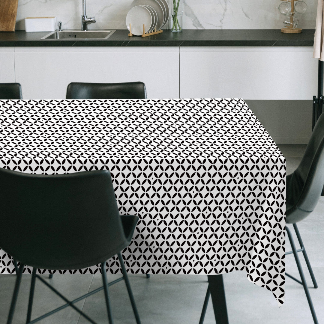 Raipur Black – Modern svart/vit vaxduk med grafiskt mönster