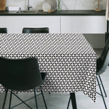 Raipur Black – Modern svart/vit vaxduk med grafiskt mönster